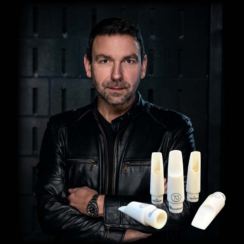 Thorsten Skringer mit verschränkten armen, davor ein Bild von den freigestellten Mundstücken, wovon zwei liegend und drei stehend positioniert wurden.